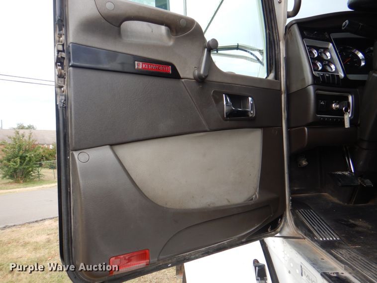 image for item DG1745 2006 Kenworth T800  semi truck