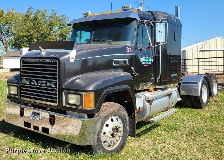 image for item DI6222 2001 Mack CH613  semi truck