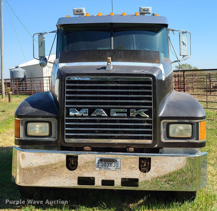 image for item DI6222 2001 Mack CH613  semi truck