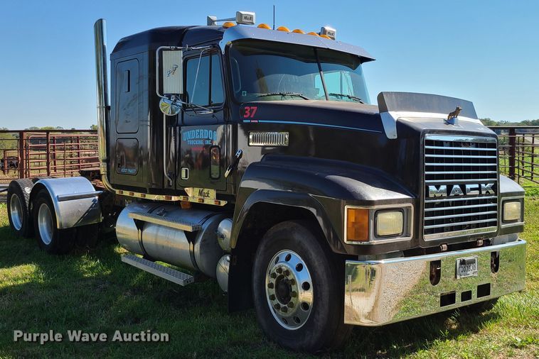 image for item DI6222 2001 Mack CH613  semi truck