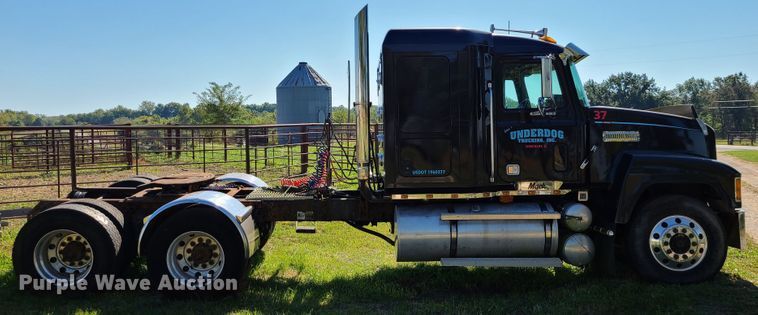 image for item DI6222 2001 Mack CH613  semi truck