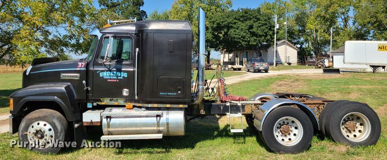 image for item DI6222 2001 Mack CH613  semi truck