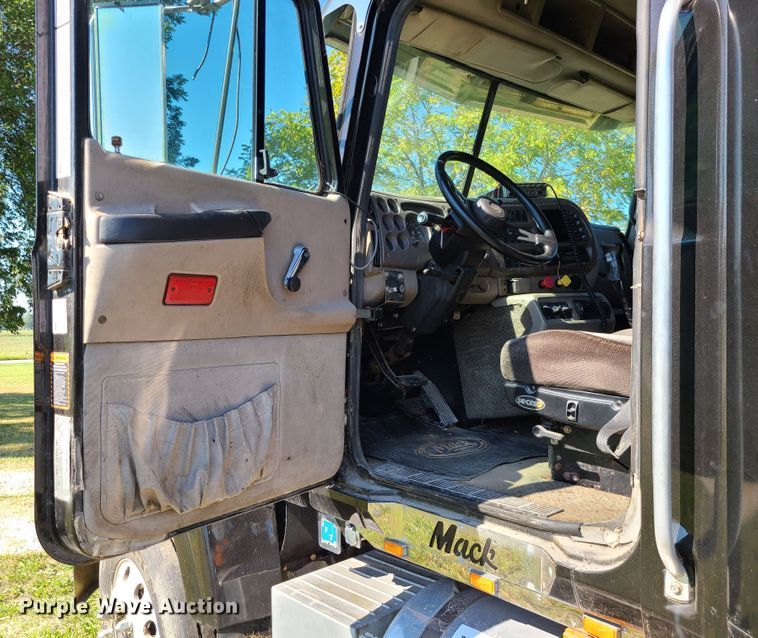 image for item DI6222 2001 Mack CH613  semi truck