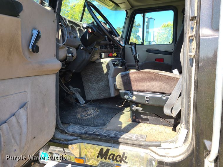 image for item DI6222 2001 Mack CH613  semi truck