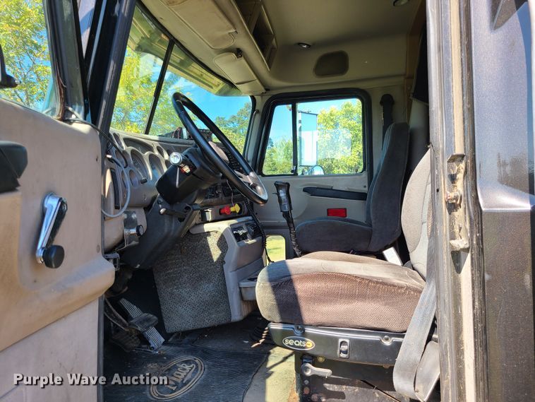 image for item DI6222 2001 Mack CH613  semi truck