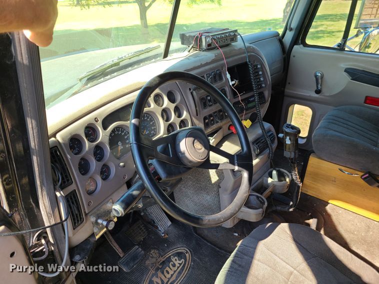 image for item DI6222 2001 Mack CH613  semi truck