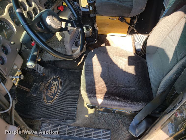 image for item DI6222 2001 Mack CH613  semi truck