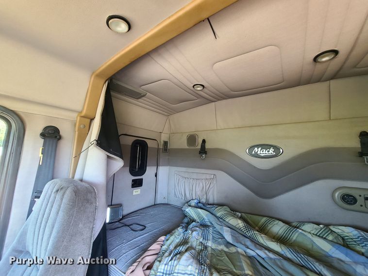 image for item DI6222 2001 Mack CH613  semi truck