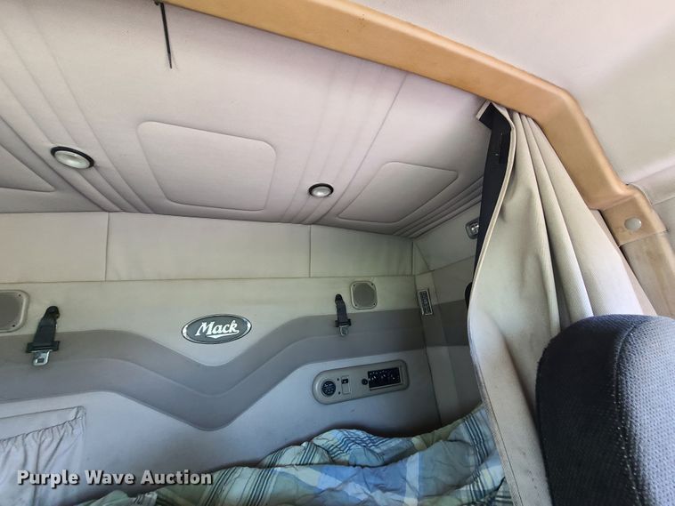 image for item DI6222 2001 Mack CH613  semi truck