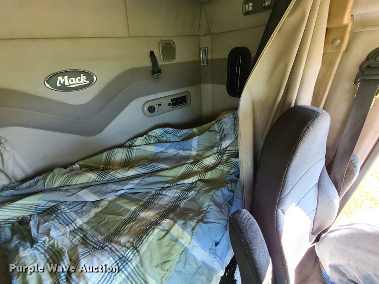 image for item DI6222 2001 Mack CH613  semi truck