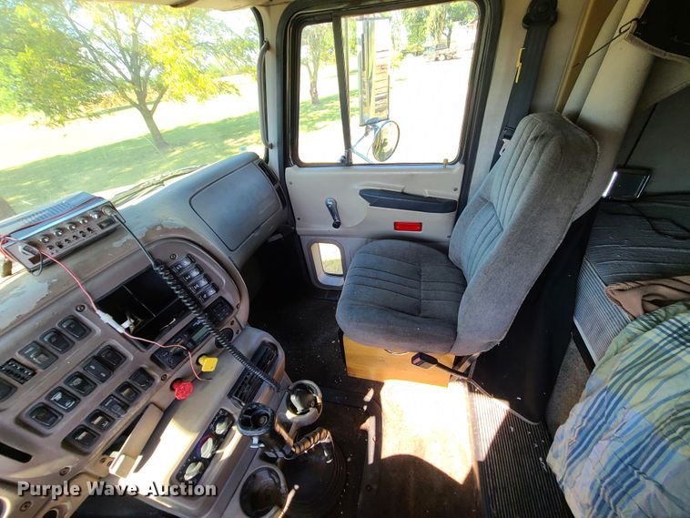 image for item DI6222 2001 Mack CH613  semi truck