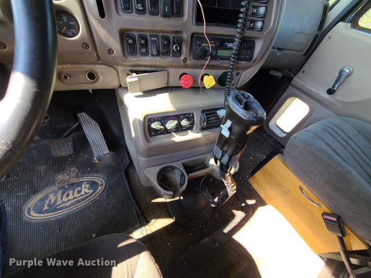 image for item DI6222 2001 Mack CH613  semi truck