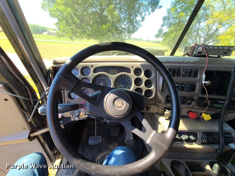 image for item DI6222 2001 Mack CH613  semi truck