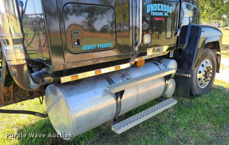 image for item DI6222 2001 Mack CH613  semi truck