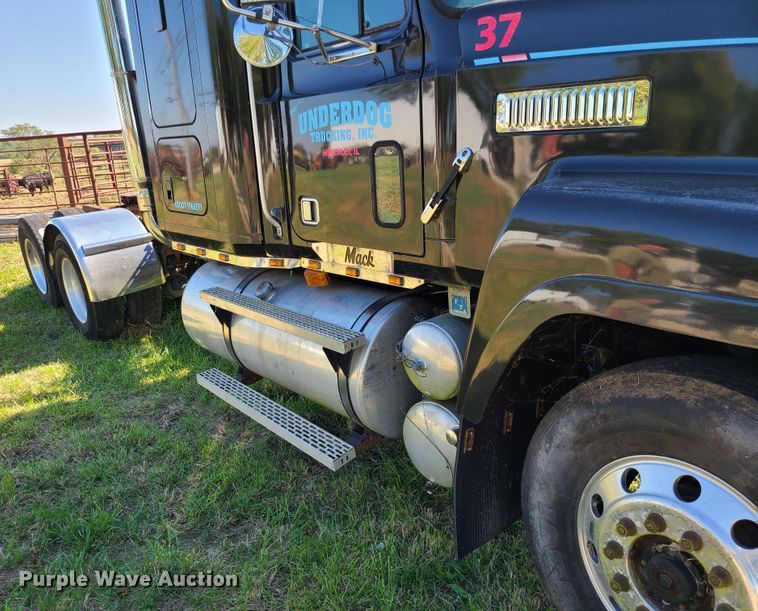 image for item DI6222 2001 Mack CH613  semi truck