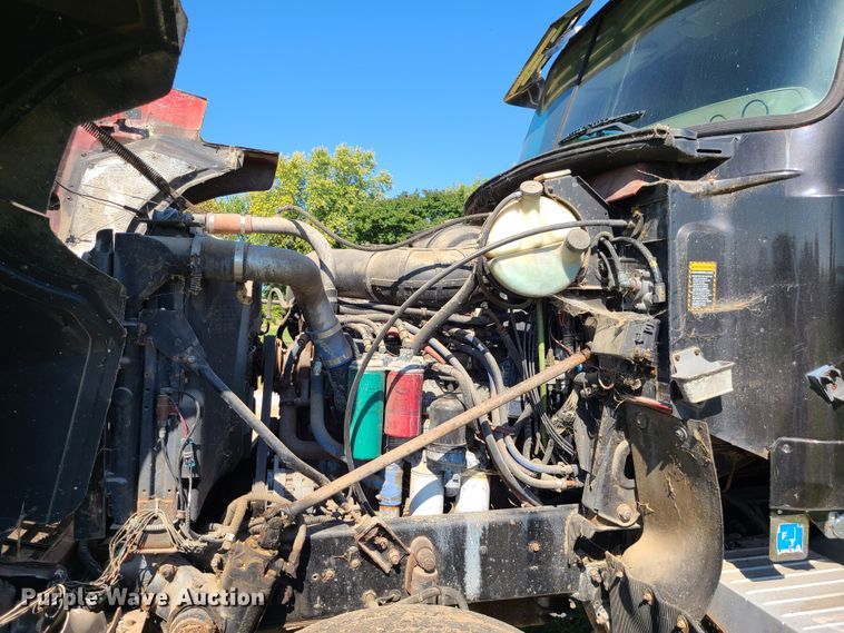 image for item DI6222 2001 Mack CH613  semi truck