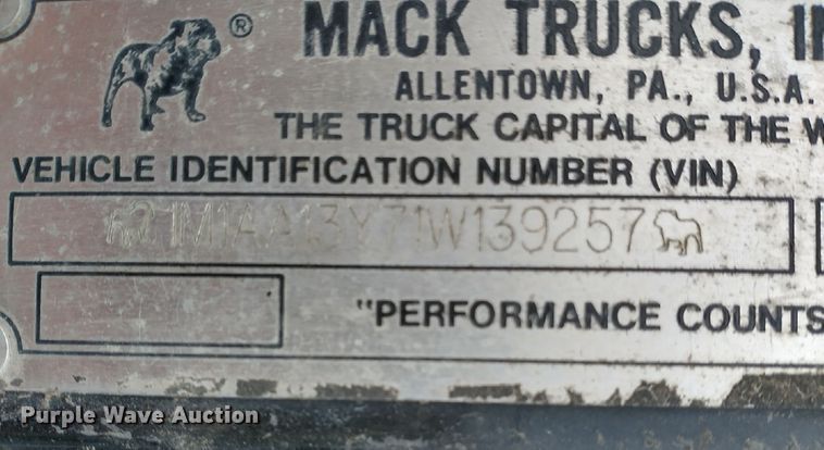image for item DI6222 2001 Mack CH613  semi truck