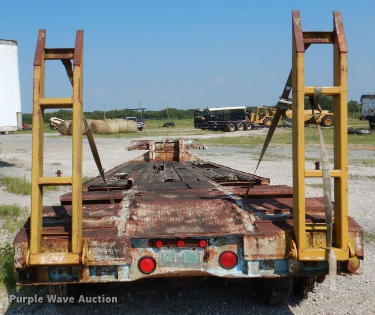 image for item DJ0489 1973 IHC 2050A equipment trailer