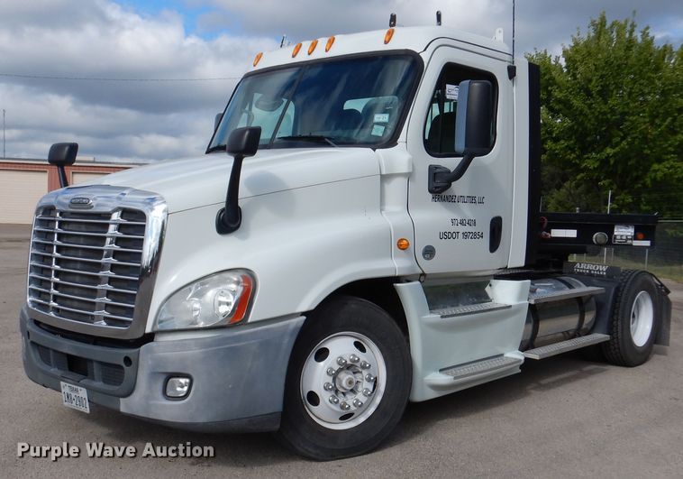 image for item DJ7299 2013 Freightliner Cascadia 125  semi truck