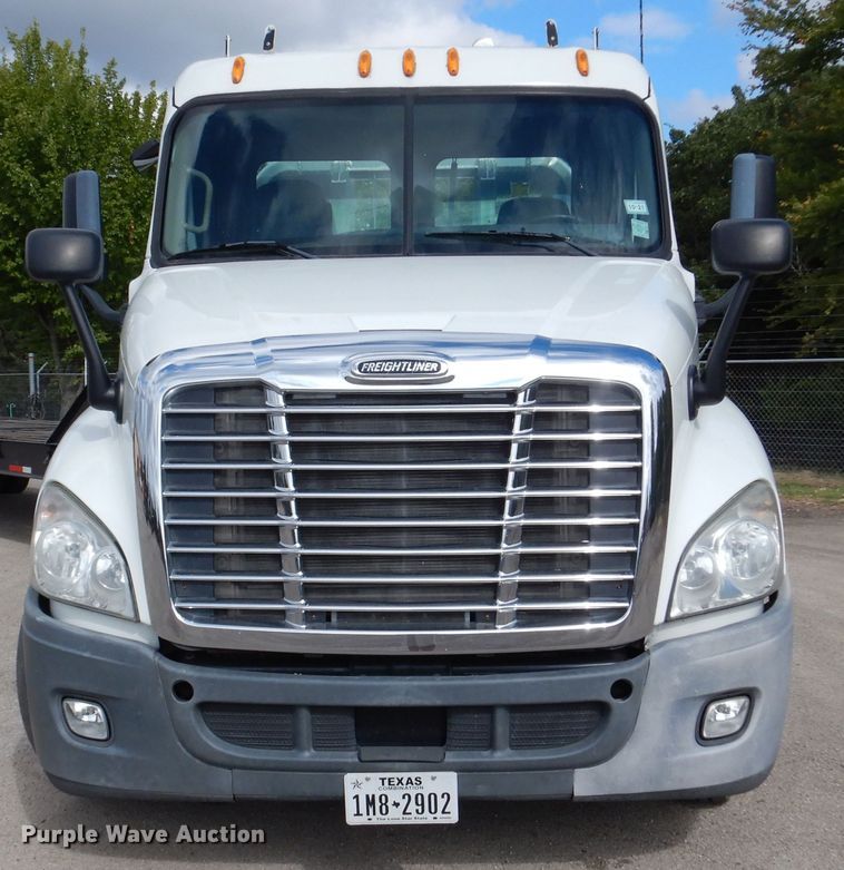image for item DJ7299 2013 Freightliner Cascadia 125  semi truck