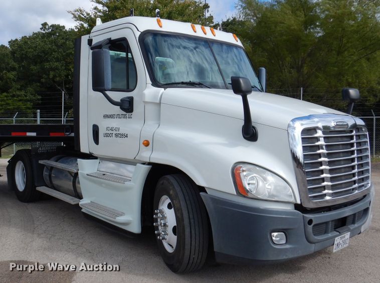 image for item DJ7299 2013 Freightliner Cascadia 125  semi truck