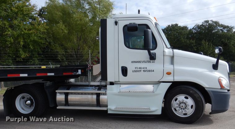 image for item DJ7299 2013 Freightliner Cascadia 125  semi truck