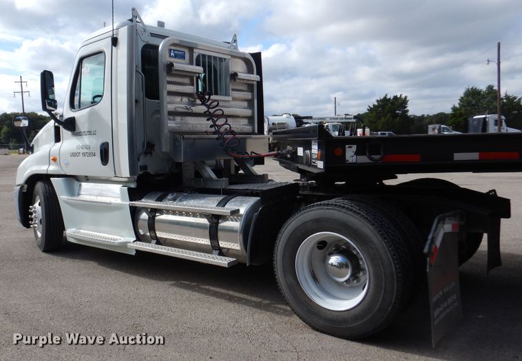 image for item DJ7299 2013 Freightliner Cascadia 125  semi truck