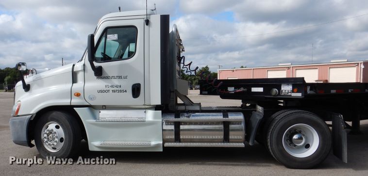 image for item DJ7299 2013 Freightliner Cascadia 125  semi truck