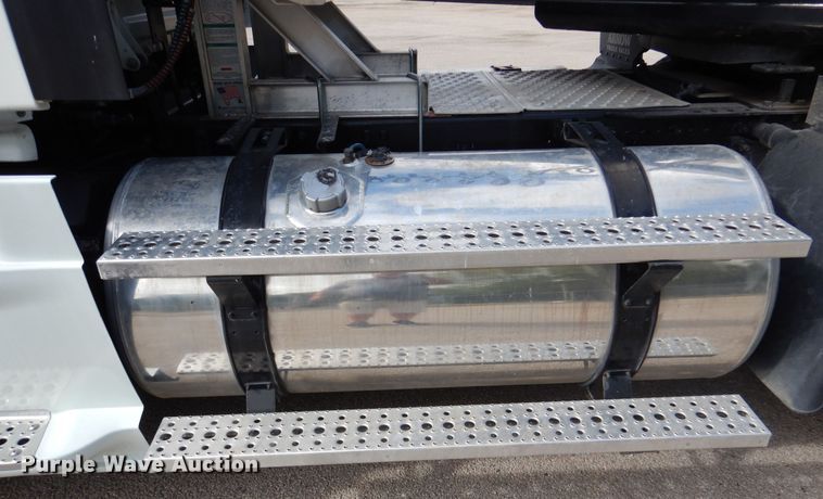 image for item DJ7299 2013 Freightliner Cascadia 125  semi truck