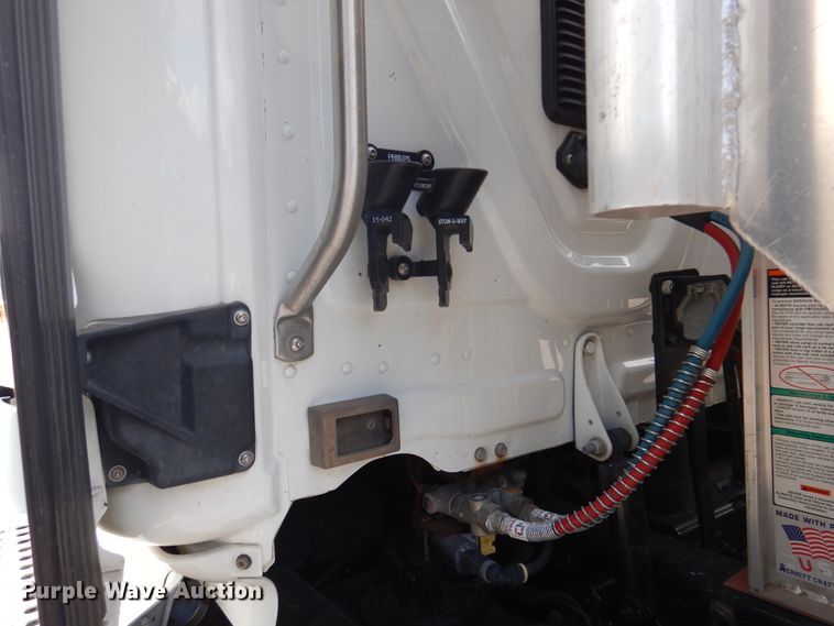 image for item DJ7299 2013 Freightliner Cascadia 125  semi truck