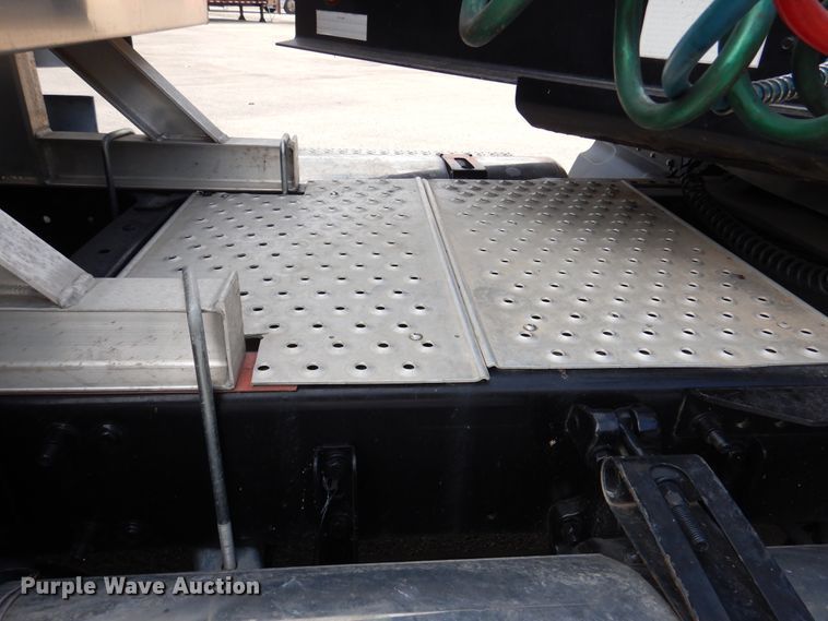 image for item DJ7299 2013 Freightliner Cascadia 125  semi truck