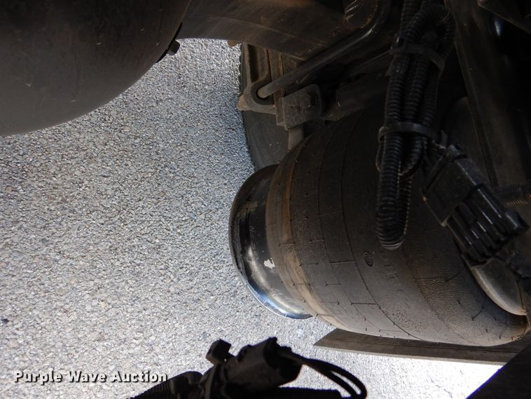 image for item DJ7299 2013 Freightliner Cascadia 125  semi truck