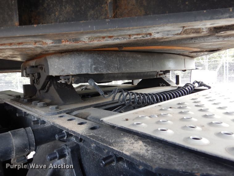 image for item DJ7299 2013 Freightliner Cascadia 125  semi truck