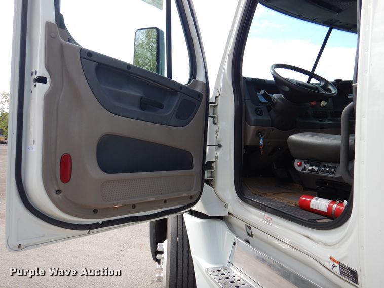 image for item DJ7299 2013 Freightliner Cascadia 125  semi truck