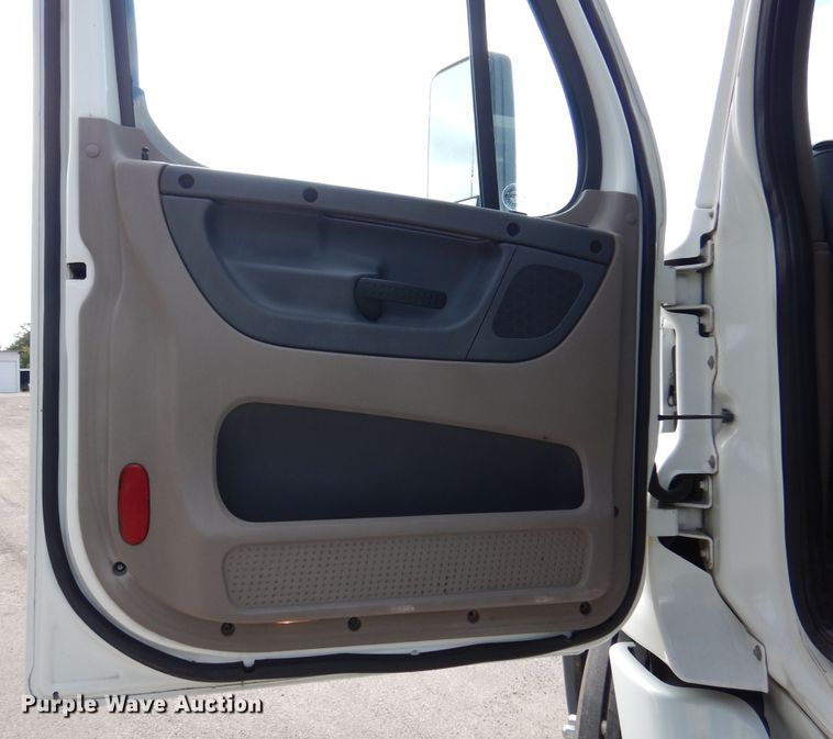 image for item DJ7299 2013 Freightliner Cascadia 125  semi truck