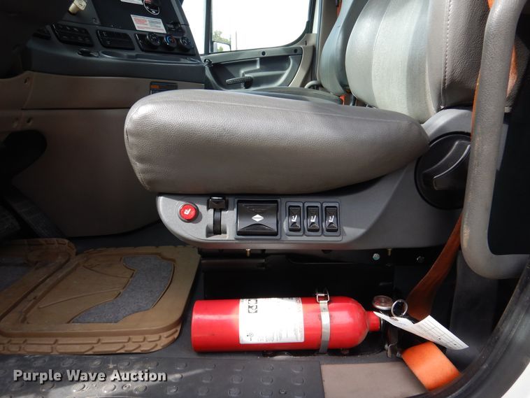 image for item DJ7299 2013 Freightliner Cascadia 125  semi truck