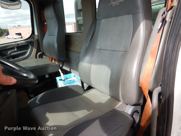 image for item DJ7299 2013 Freightliner Cascadia 125  semi truck