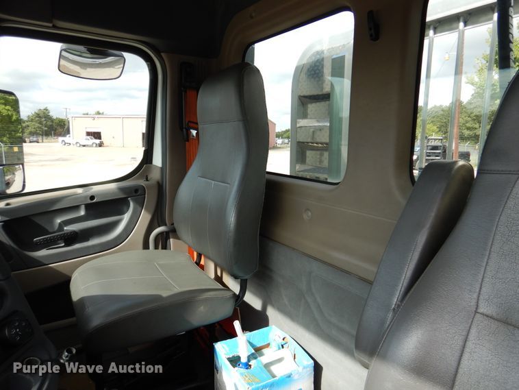 image for item DJ7299 2013 Freightliner Cascadia 125  semi truck