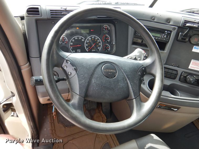 image for item DJ7299 2013 Freightliner Cascadia 125  semi truck