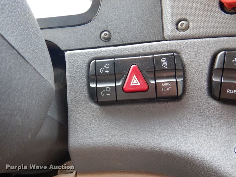 image for item DJ7299 2013 Freightliner Cascadia 125  semi truck