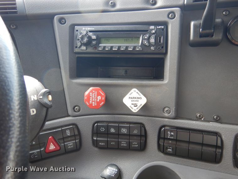 image for item DJ7299 2013 Freightliner Cascadia 125  semi truck