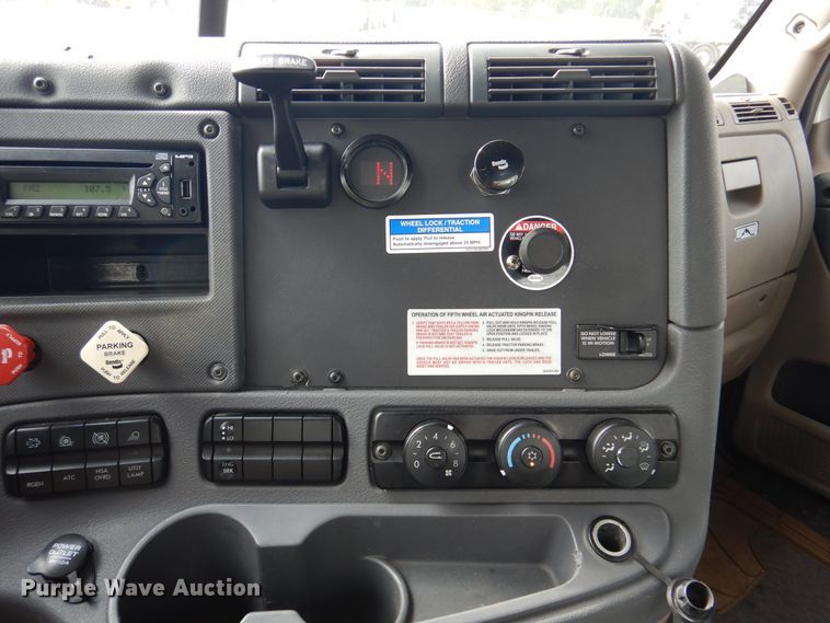 image for item DJ7299 2013 Freightliner Cascadia 125  semi truck