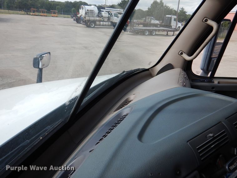 image for item DJ7299 2013 Freightliner Cascadia 125  semi truck