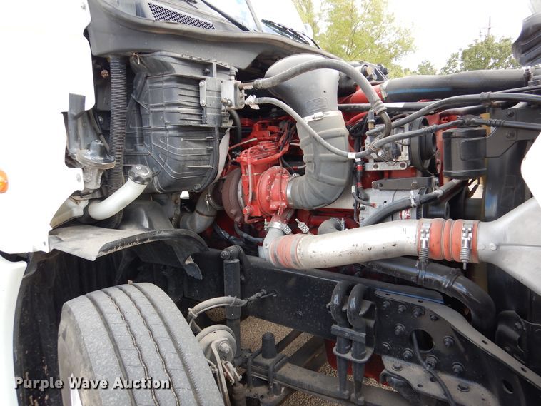 image for item DJ7299 2013 Freightliner Cascadia 125  semi truck