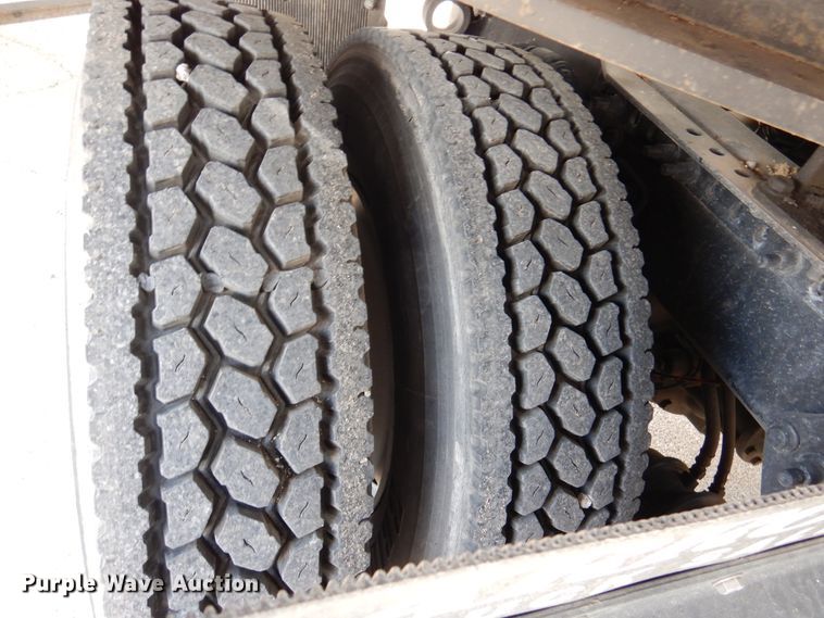 image for item DJ7299 2013 Freightliner Cascadia 125  semi truck