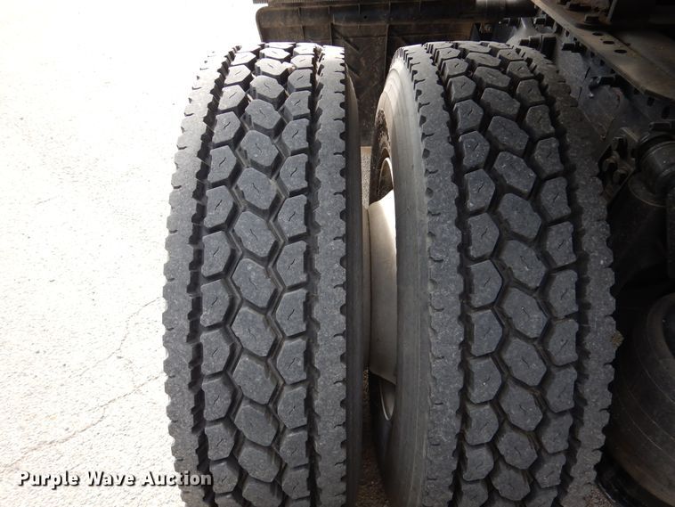 image for item DJ7299 2013 Freightliner Cascadia 125  semi truck