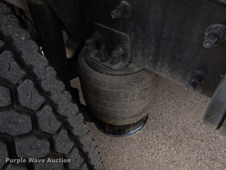 image for item DJ7299 2013 Freightliner Cascadia 125  semi truck