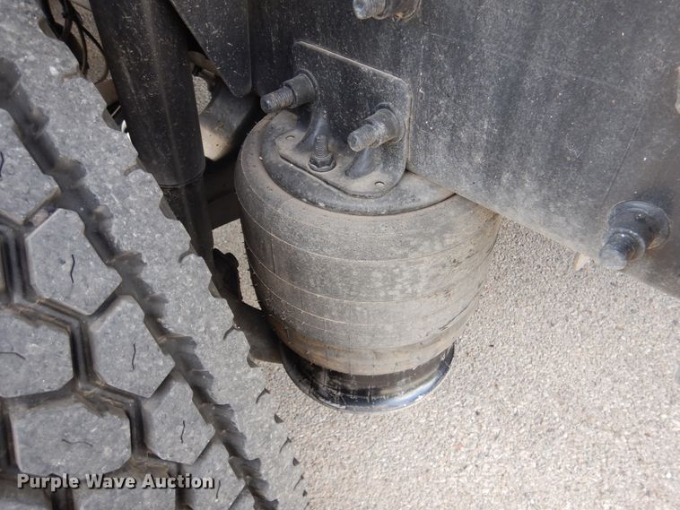 image for item DJ7299 2013 Freightliner Cascadia 125  semi truck