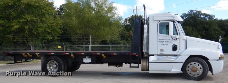 image for item DJ7301 2000 Freightliner Century Class  flatbed truck