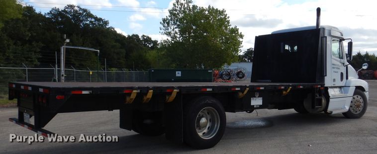 image for item DJ7301 2000 Freightliner Century Class  flatbed truck